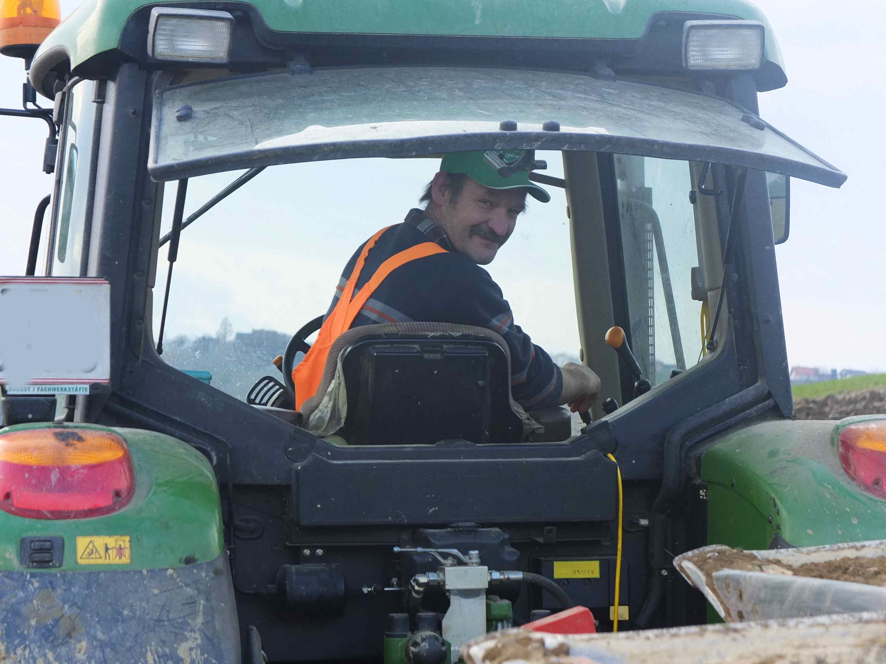 Pepi pflanzt steirische Kürbiskerne